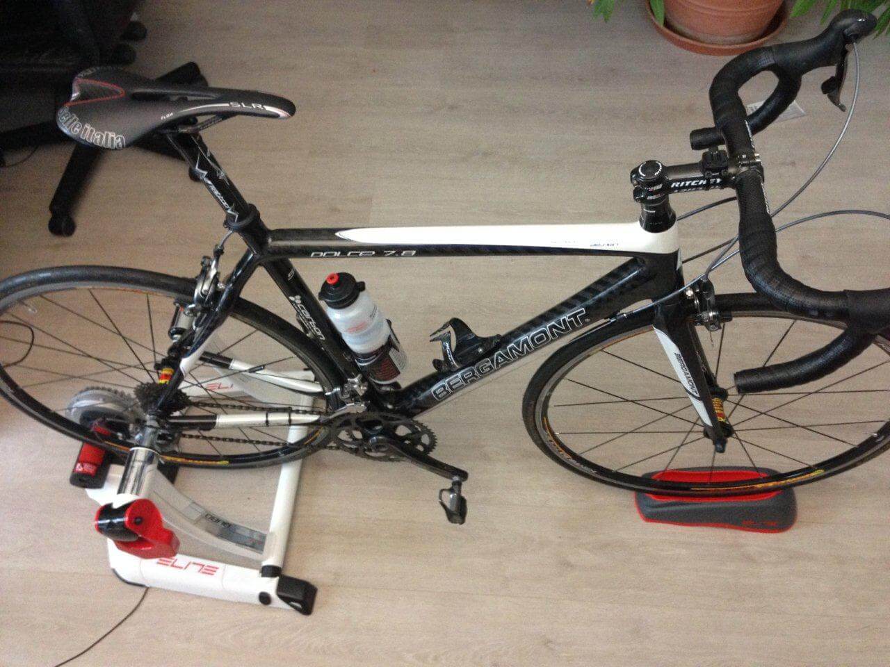 Domácí domácí trenér - chytrý rotoped