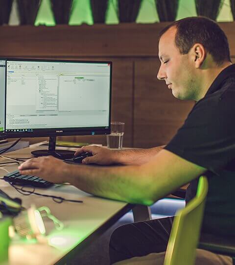Programmierer der mit der Loxone Config arbeitet