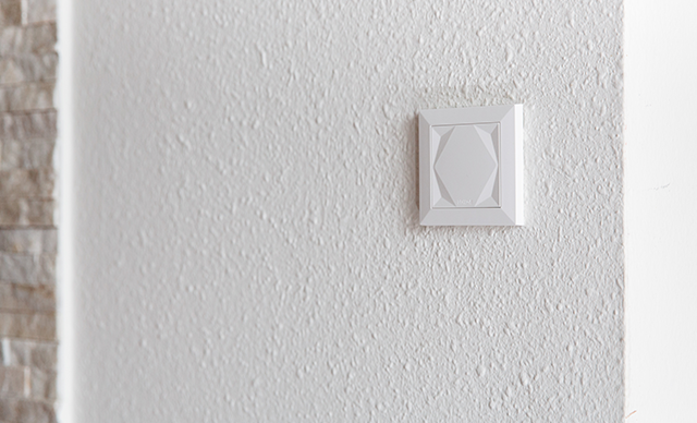 ovládací panel na stěně