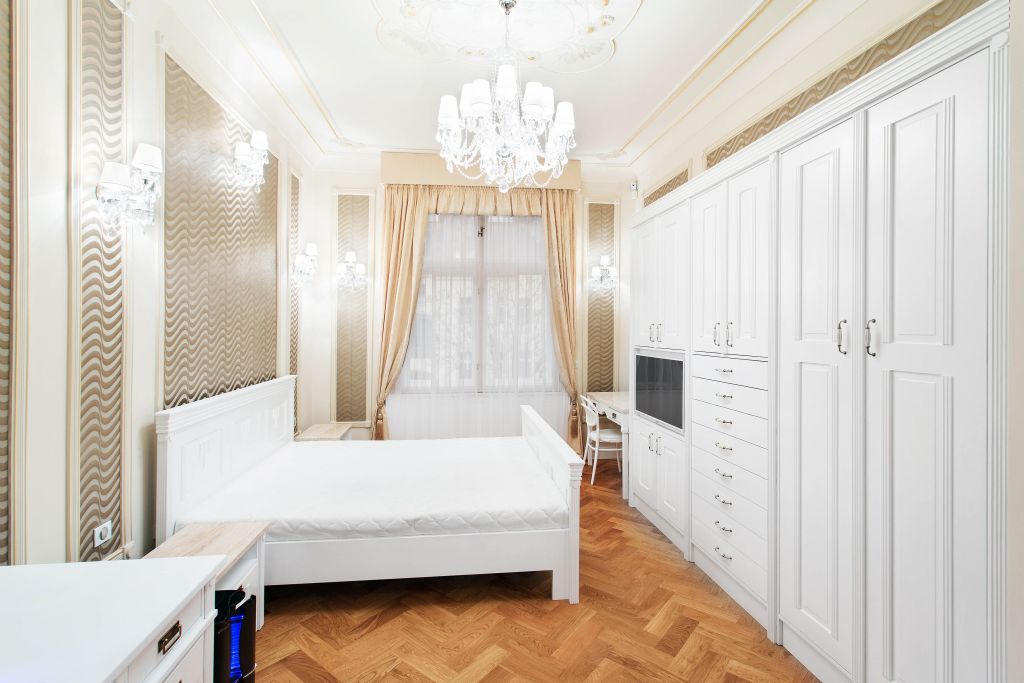 žaluzie v pokoji pro hosty