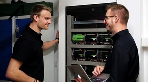 elektrikáři u rozvaděče v chytrém domě