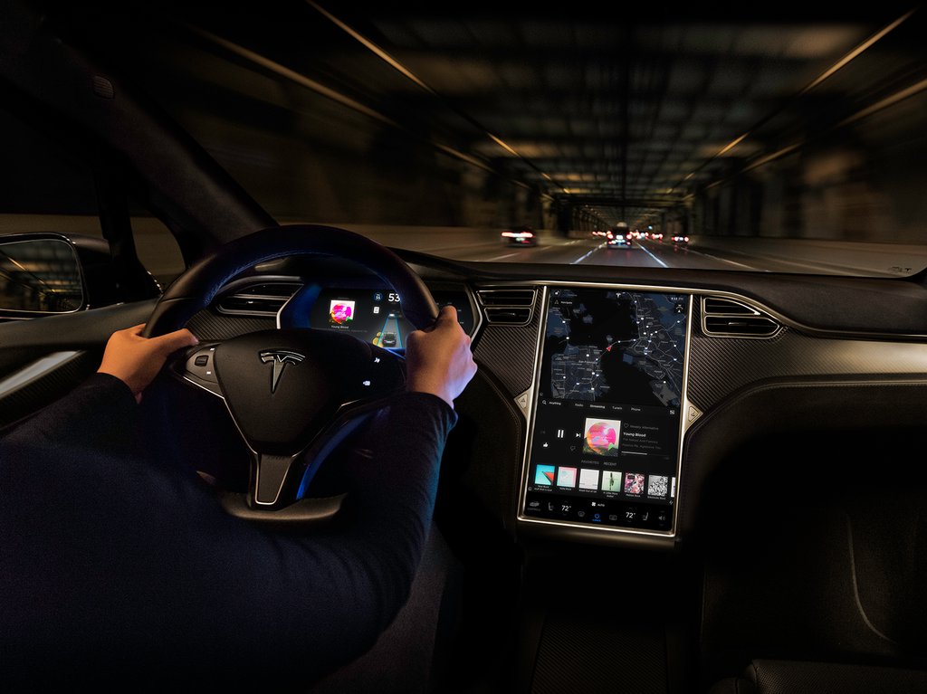 ovládací panel v automobilu tesla X