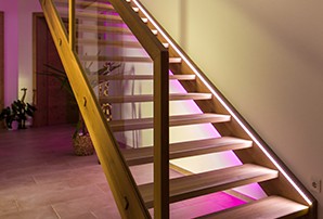 podsvícené schodiště v chodbě v referenčním projektu Sky Home