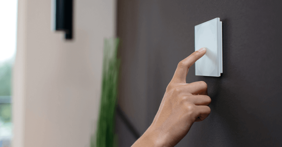 Dotykový vypínač Loxone na stěně