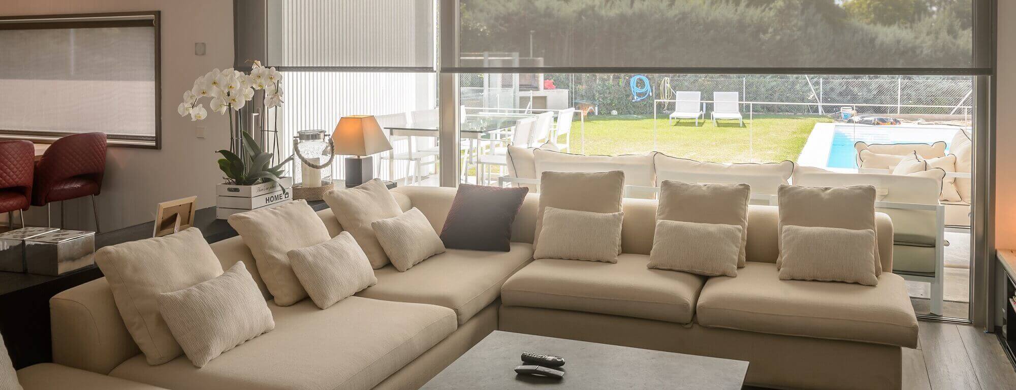 Velký gauč a výhled na zahradu