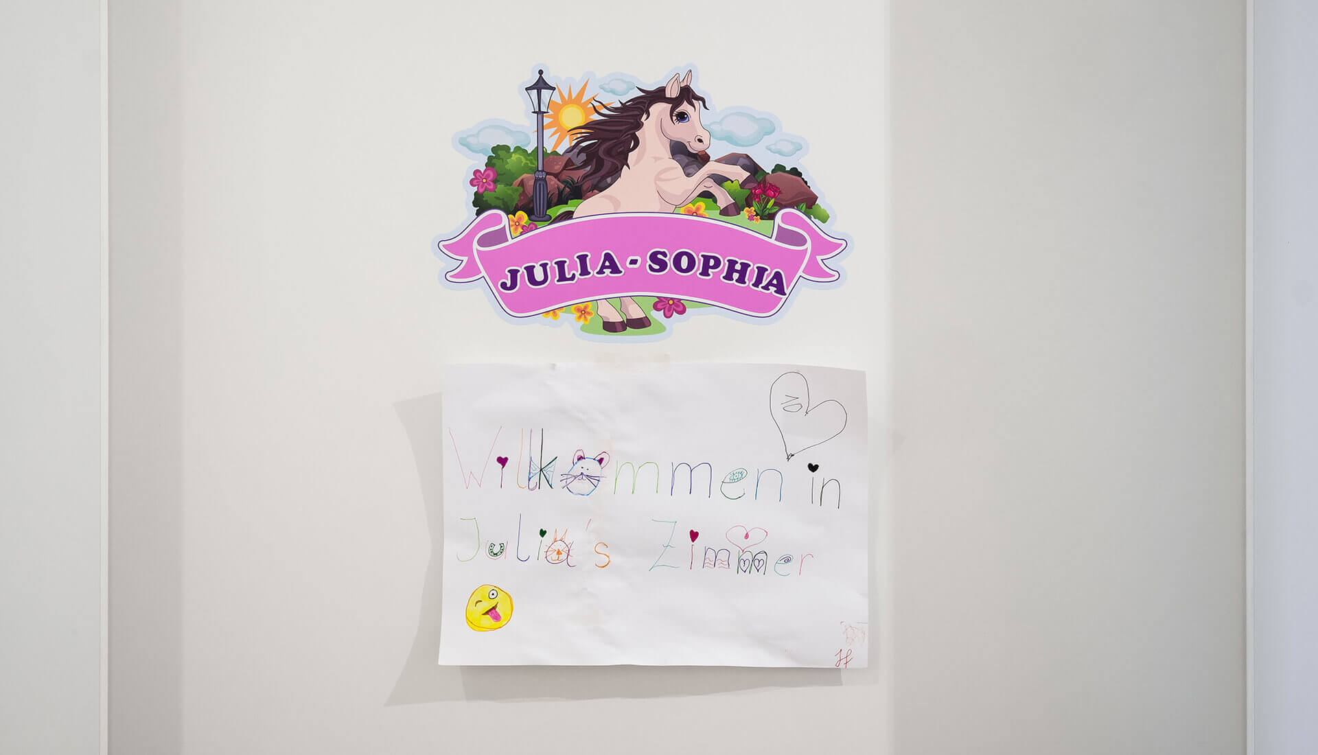 Uvítání na dveřích do Juliina pokoje