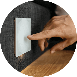 prst se dotýká skleněného vypínače