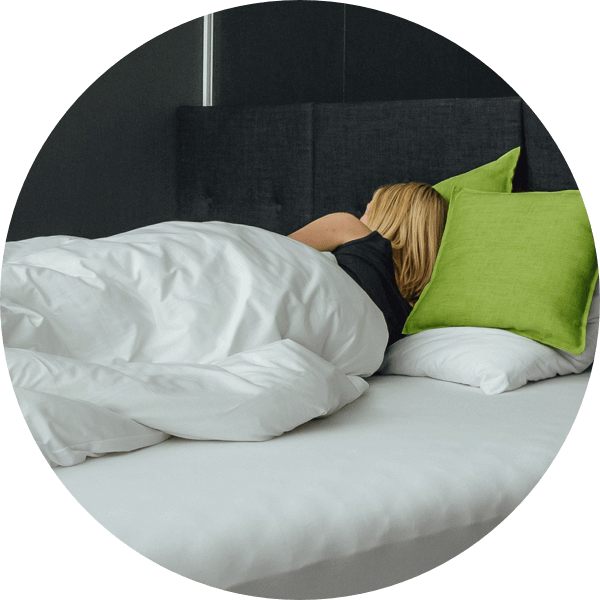 žena spící v posteli