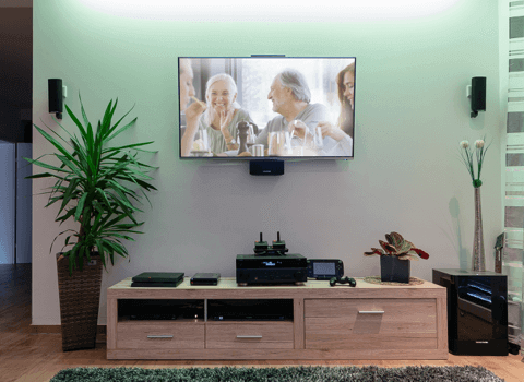 televizor s připojeným sound systémem, přehrávačem a herní konzolí