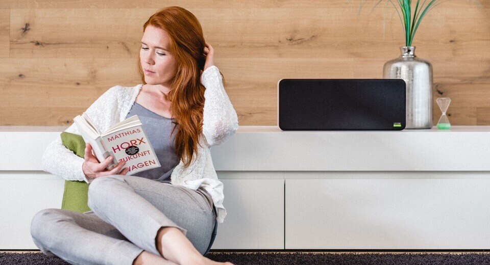 žena si čte knihu u reproduktoru