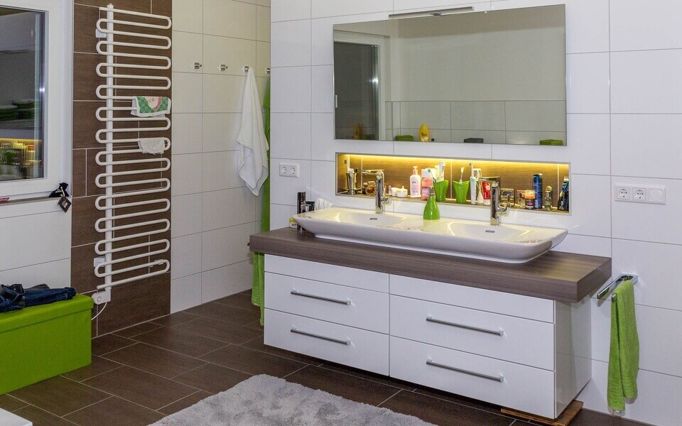 koupelna kombinující žebřík a podlahové vytápění - příklad kritického místa vytápění domu