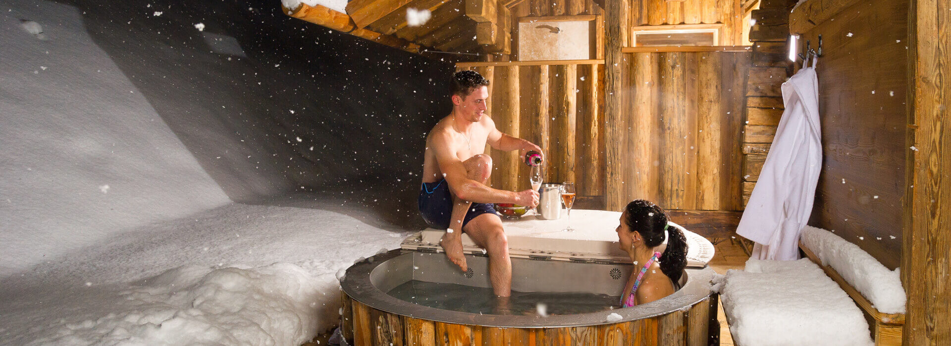 Pár si užívá večer ve výřivce na terase