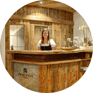 Slečna na recepci se usmívá