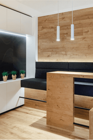 Obývák se závěsným světlem