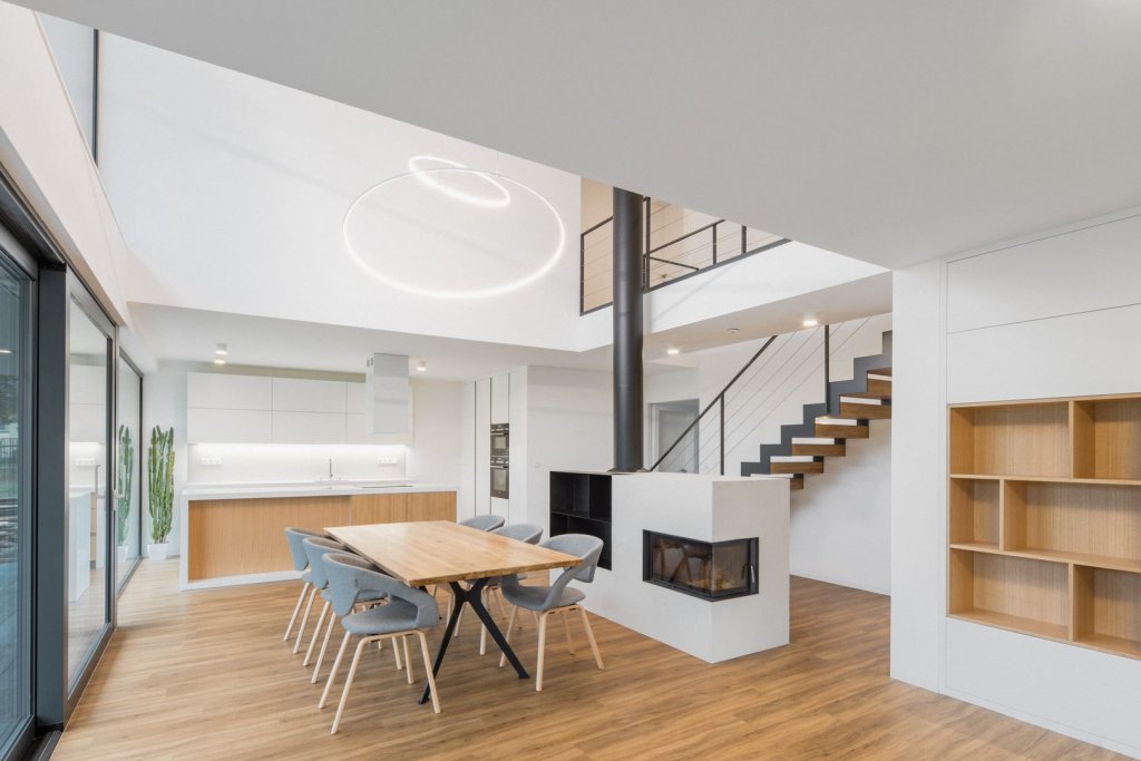 Pohled do obývací části domu s krbem