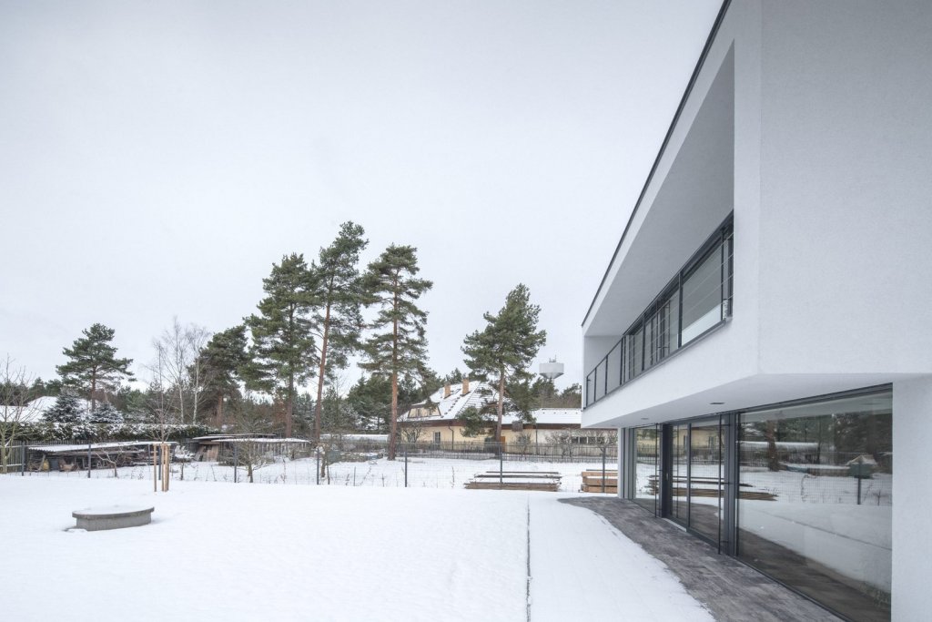 Okna a pohled do zahrady