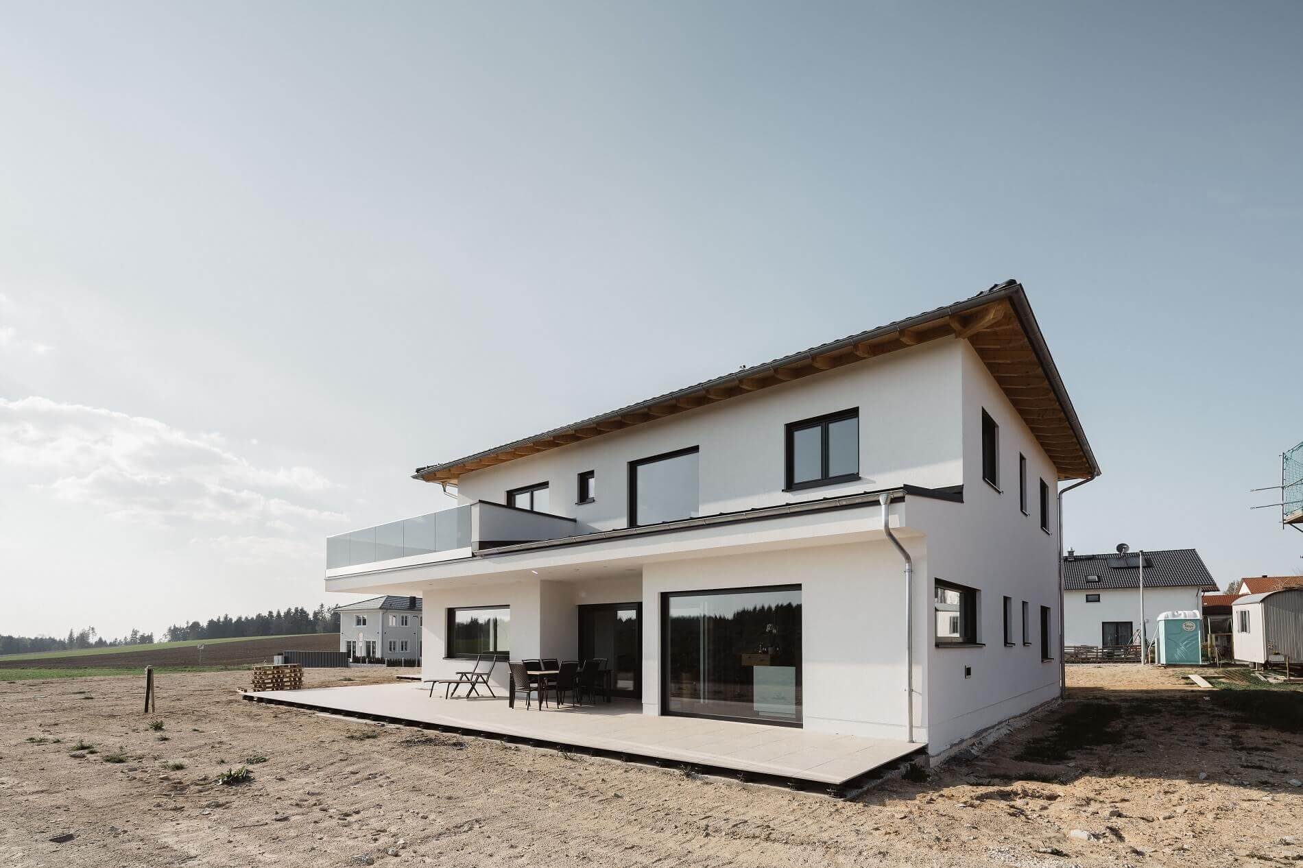 mladý pár konzultuje projekt svého budoucího domu