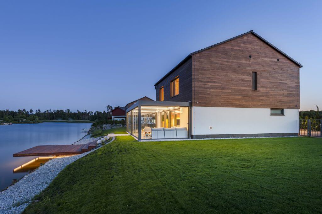 chata při západu slunce