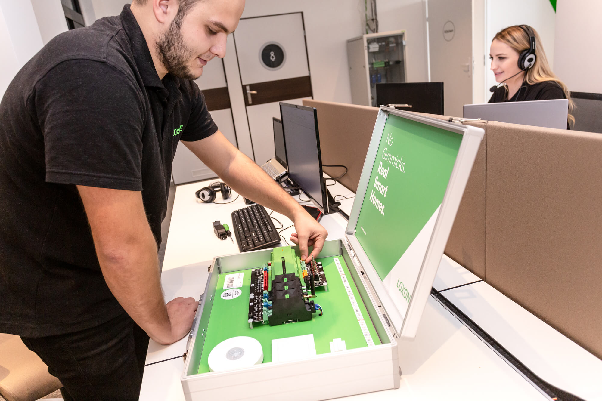 mladý pár konzultuje projekt svého budoucího domu