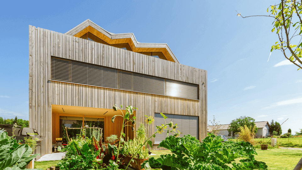 Moderní dřevostavba s inteligentními žaluziemi