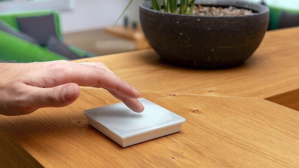 bezdrátové dotykové tlačítko Touch Pure na stole