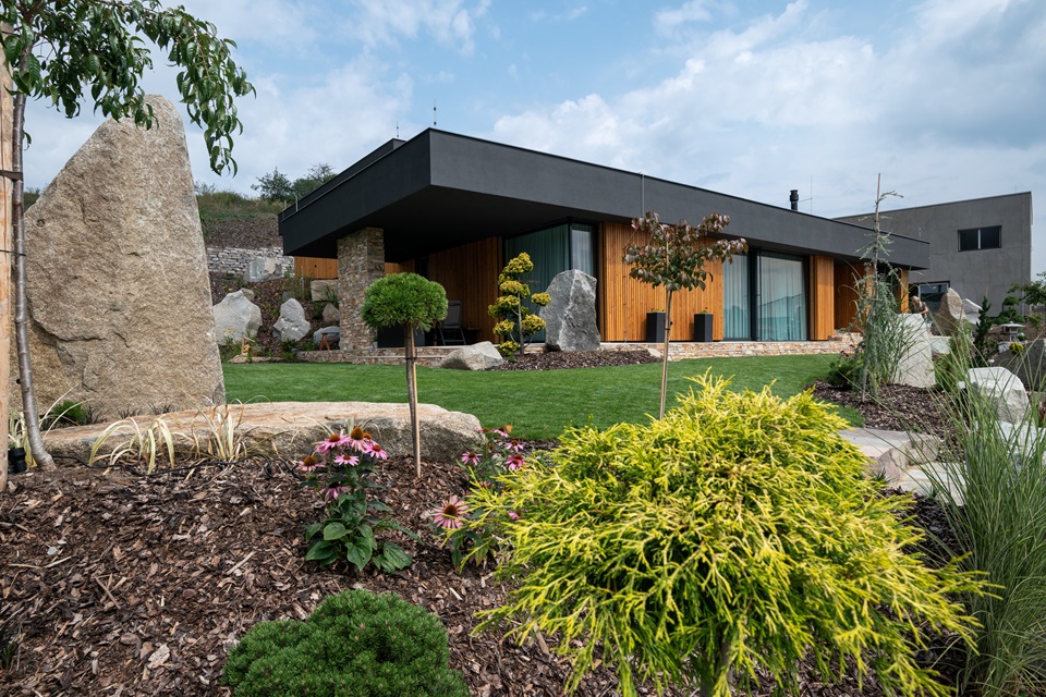 Pasivní dřevostavba ve svahu u Berouna