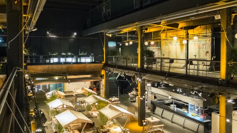 Restaurační prostory v hale Motorwerk Berlin