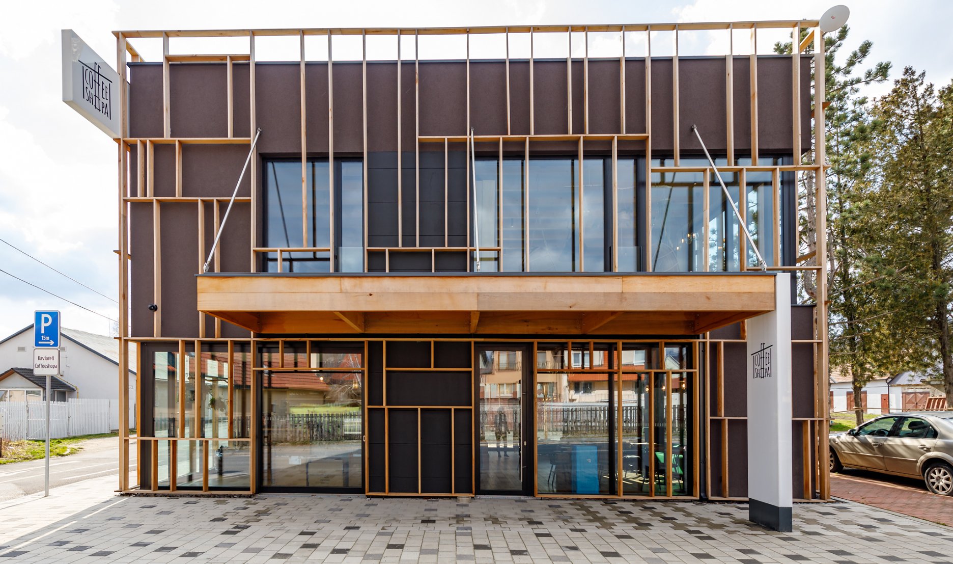 Pohled na kavárnu Coffeshopa od příjezdové cesty