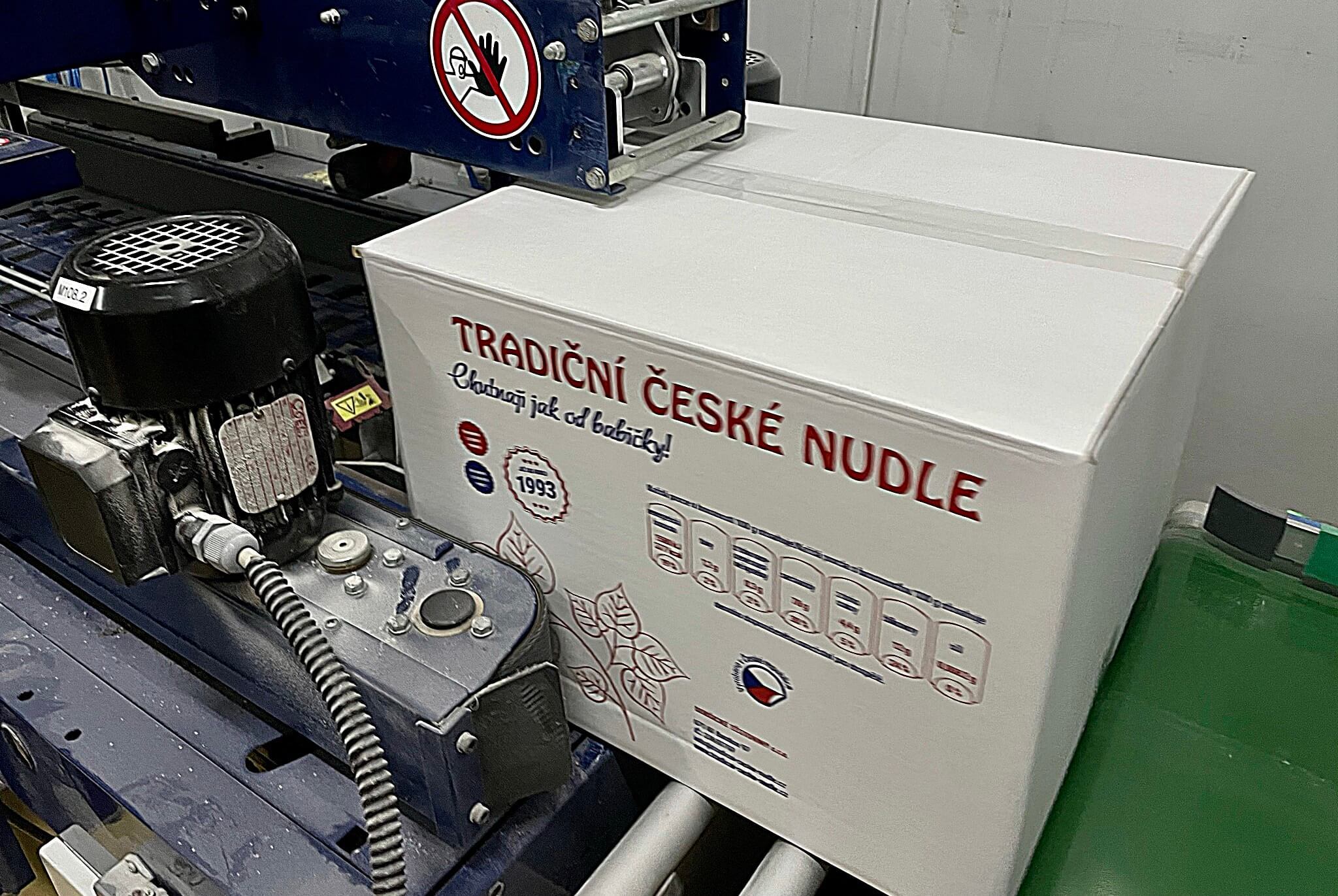 Balení těstovin z automatizované linky