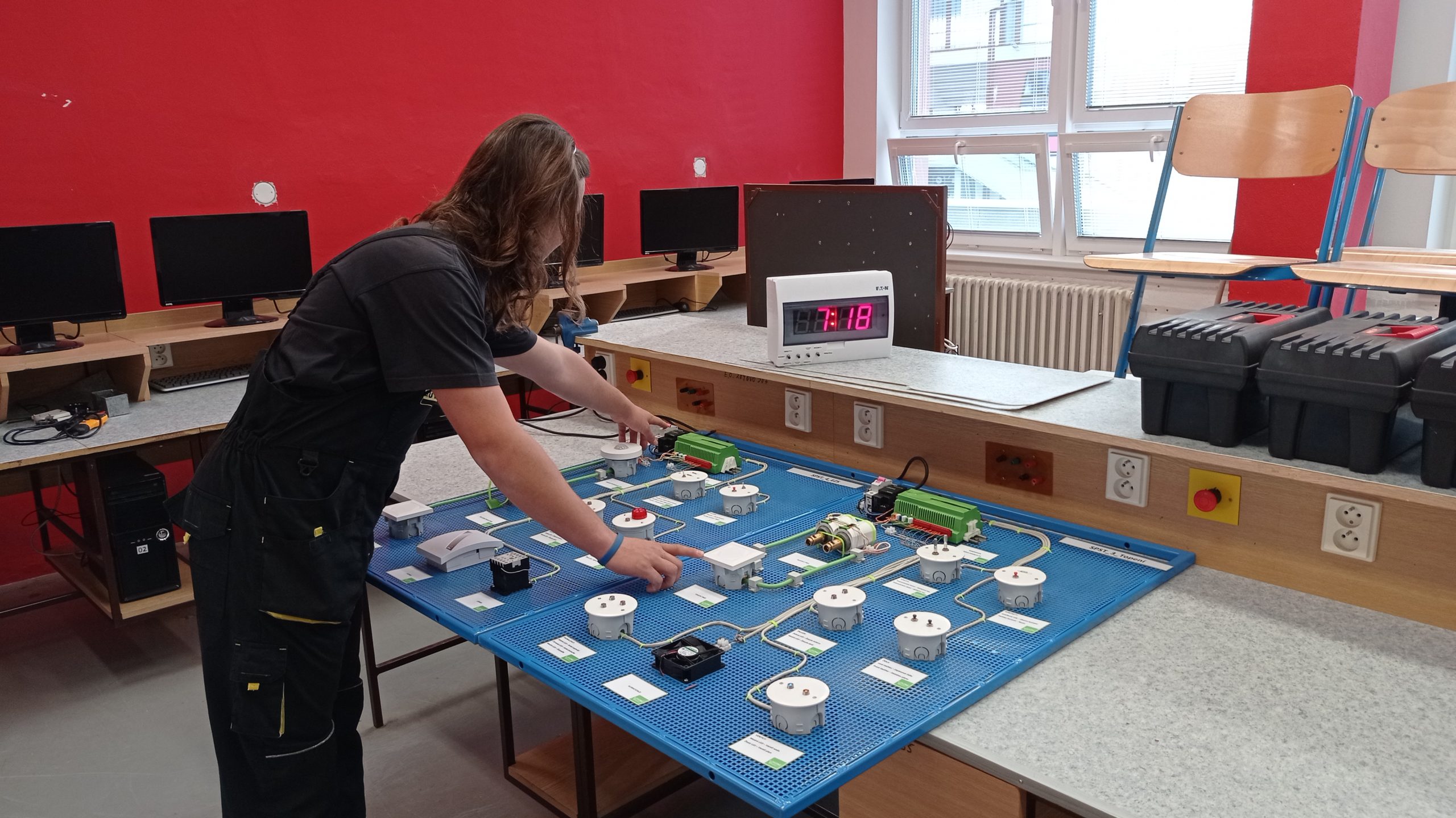 Student pracuje s výukovým panelem