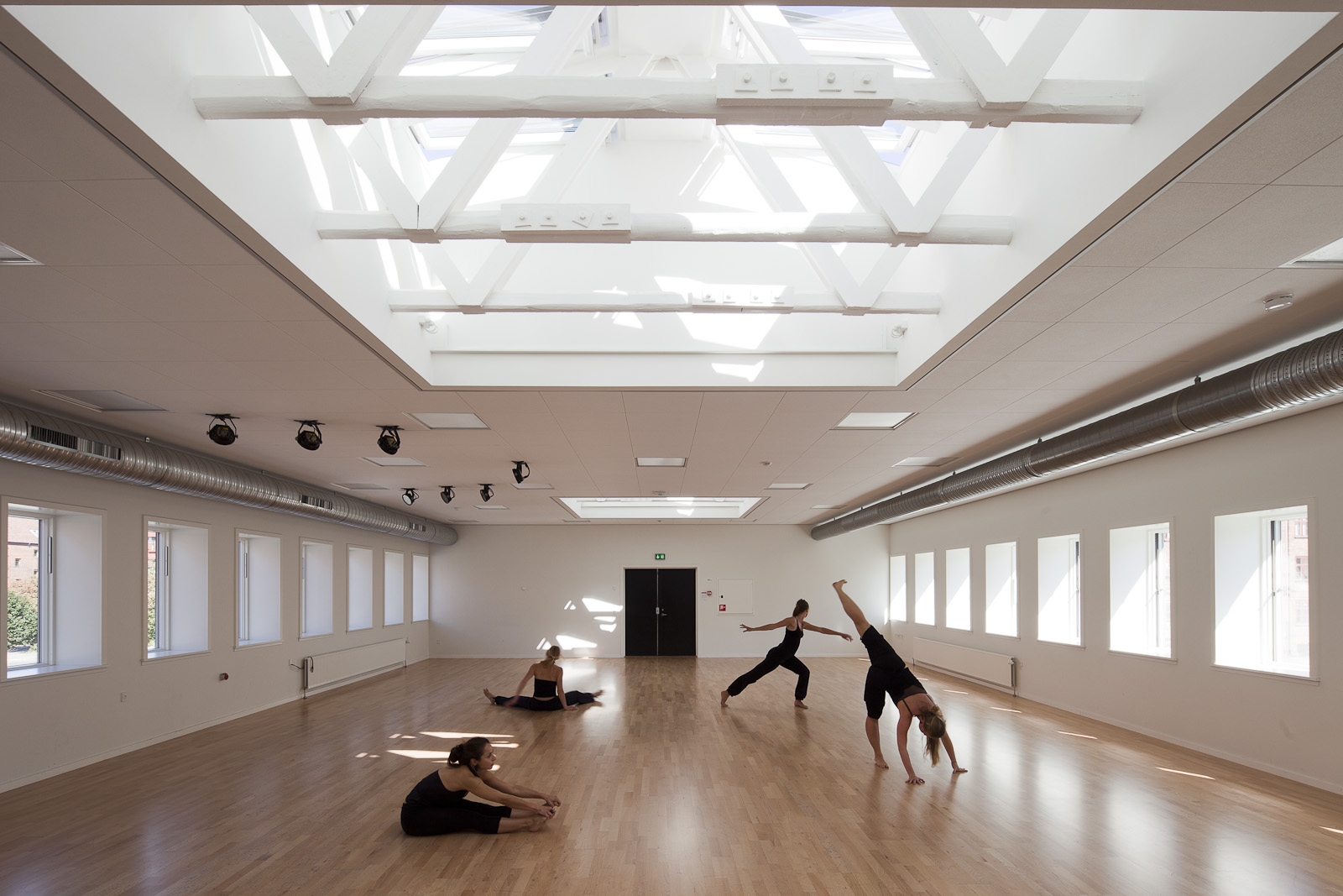 Obtížně dostupná, vysoko umístěná okna v tělocvičně