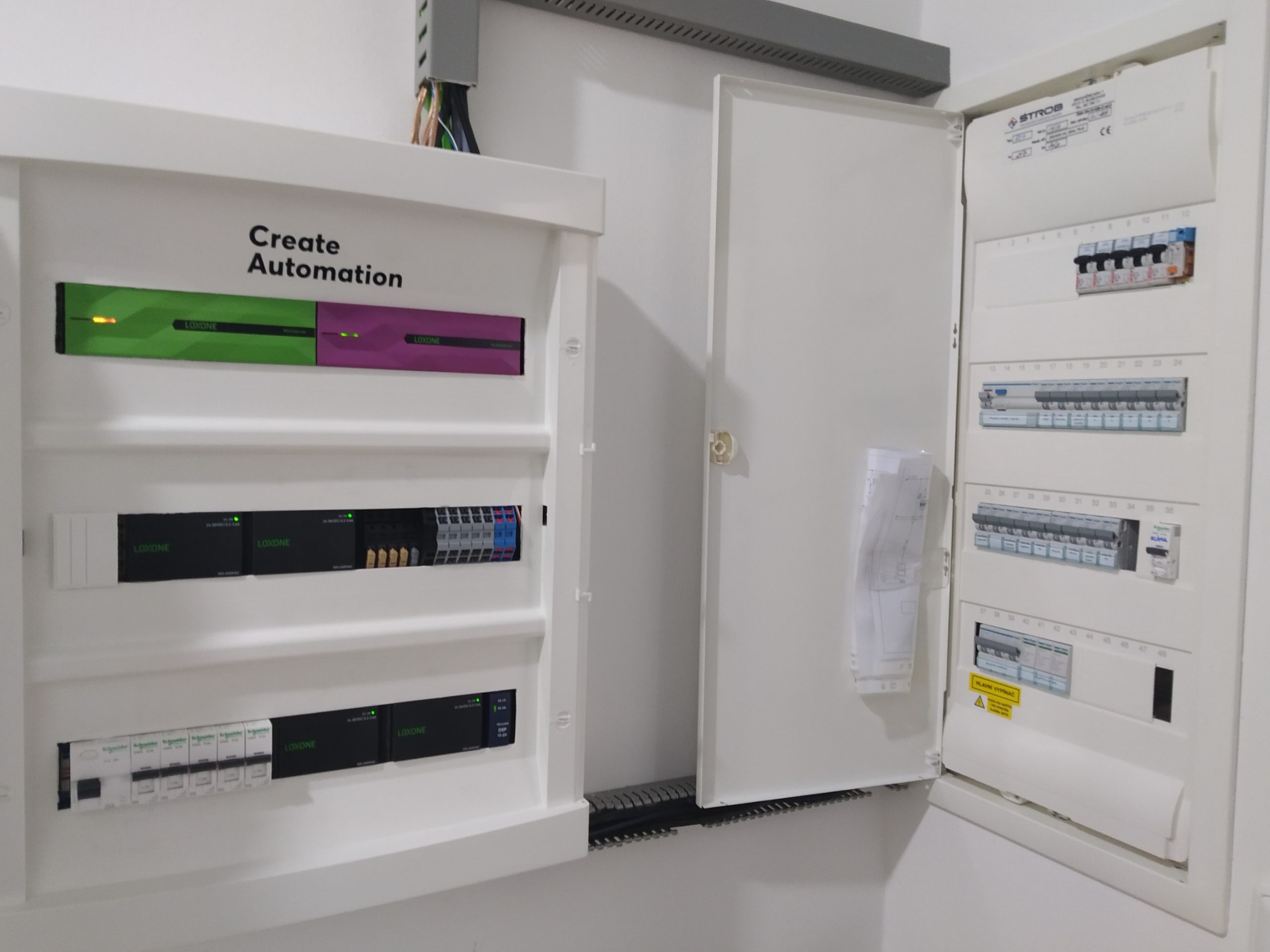 Oba rozvaděče vedle sebe