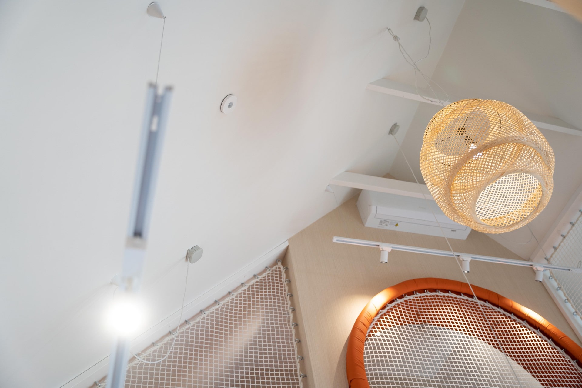 Senzor přítomnosti na stropě