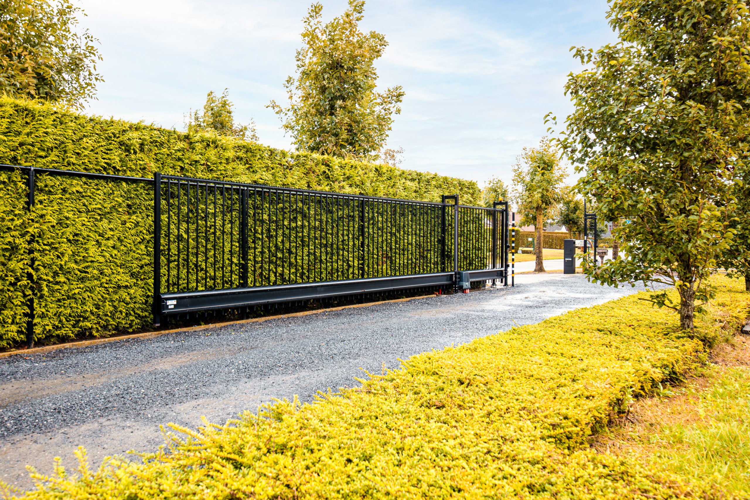 Příjezdová vrata do areálu