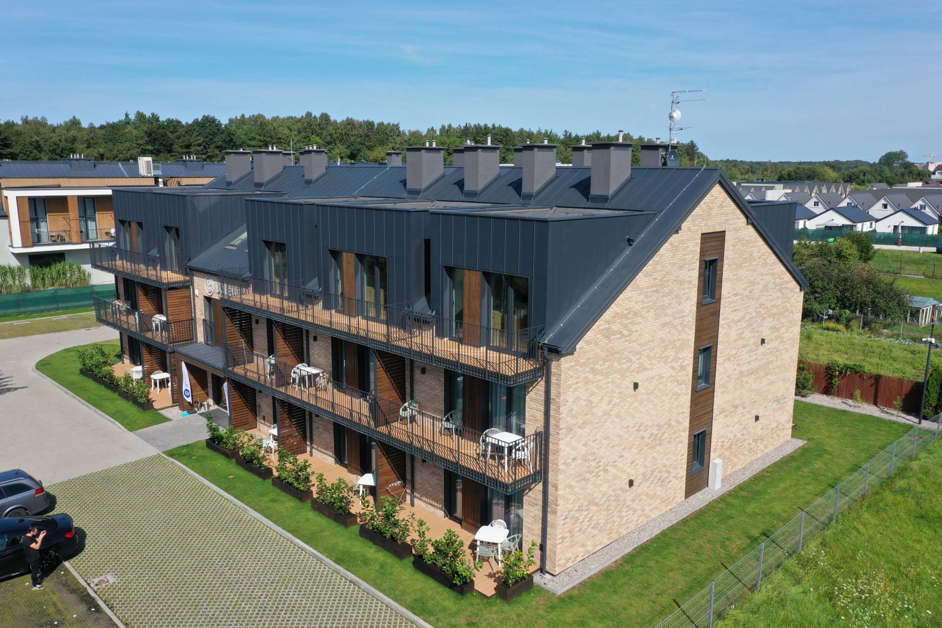 Pohled na budovu hotelu z výšky