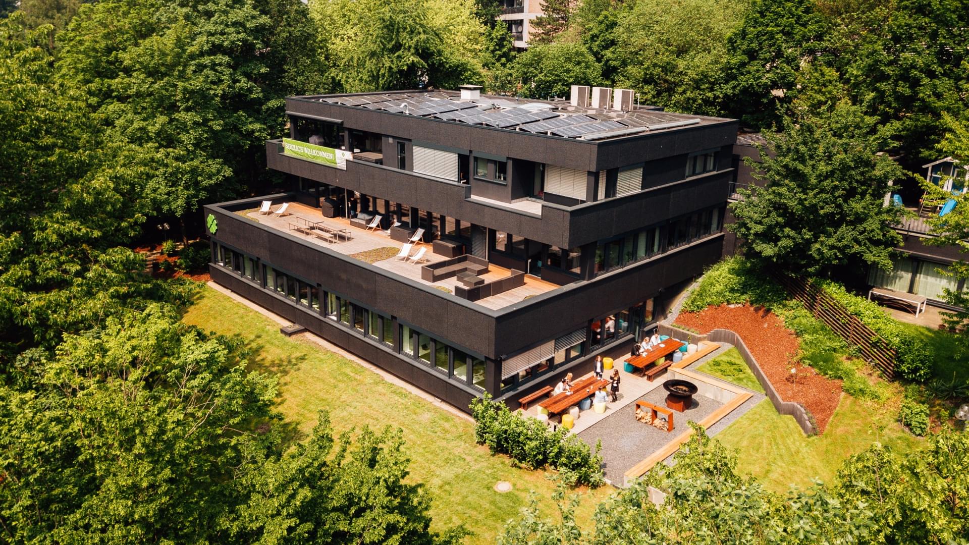 Pohled na moderní budovu s hotovým exteriérem