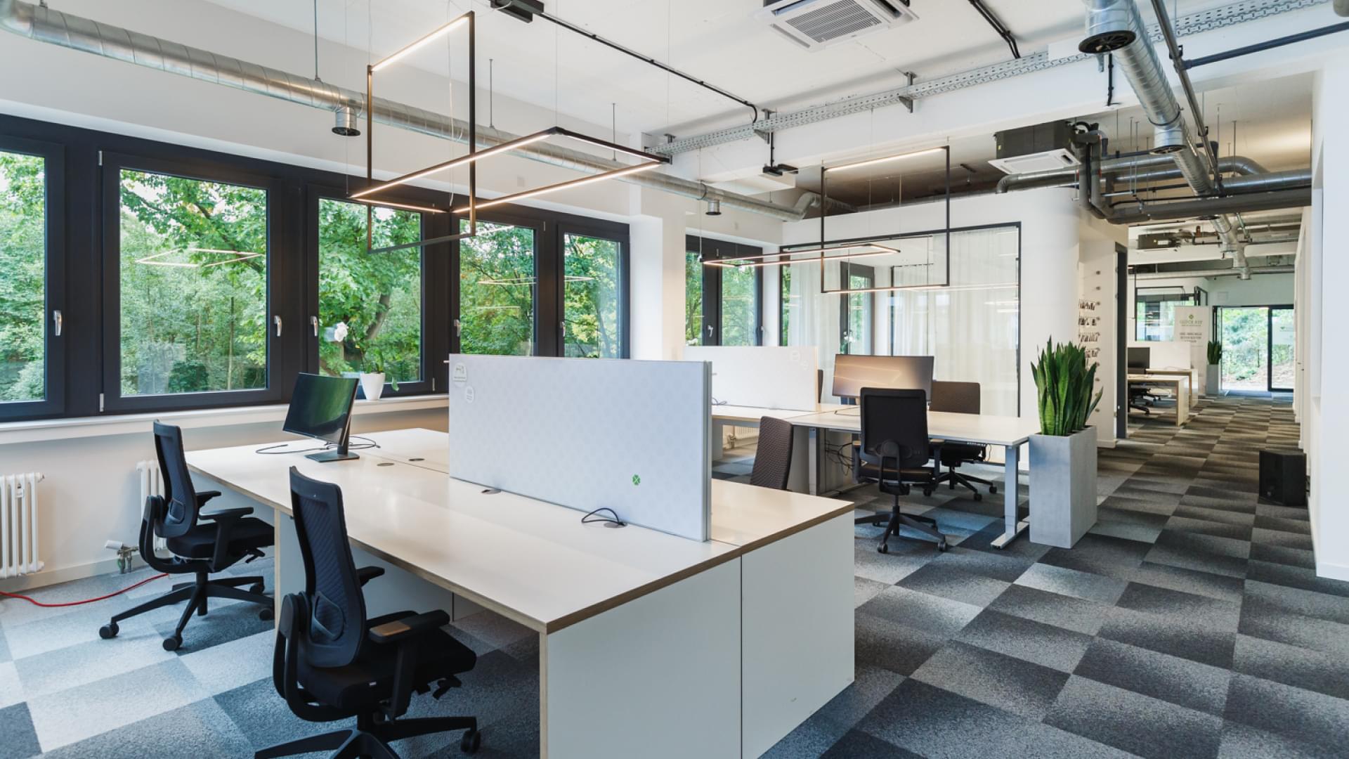 Pohled na další pracovní místa v kanceláři