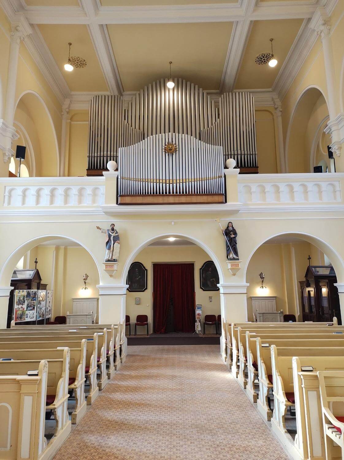 Pohled na hlavní loď a varhany