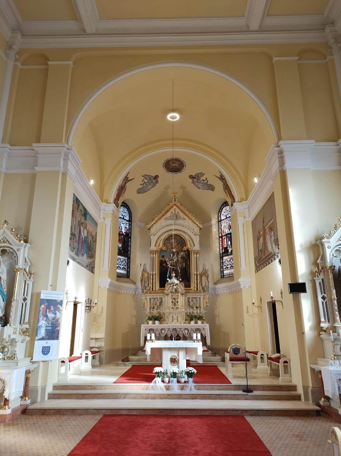 Interiér kostela sv. Mikuláše v Šaraticích