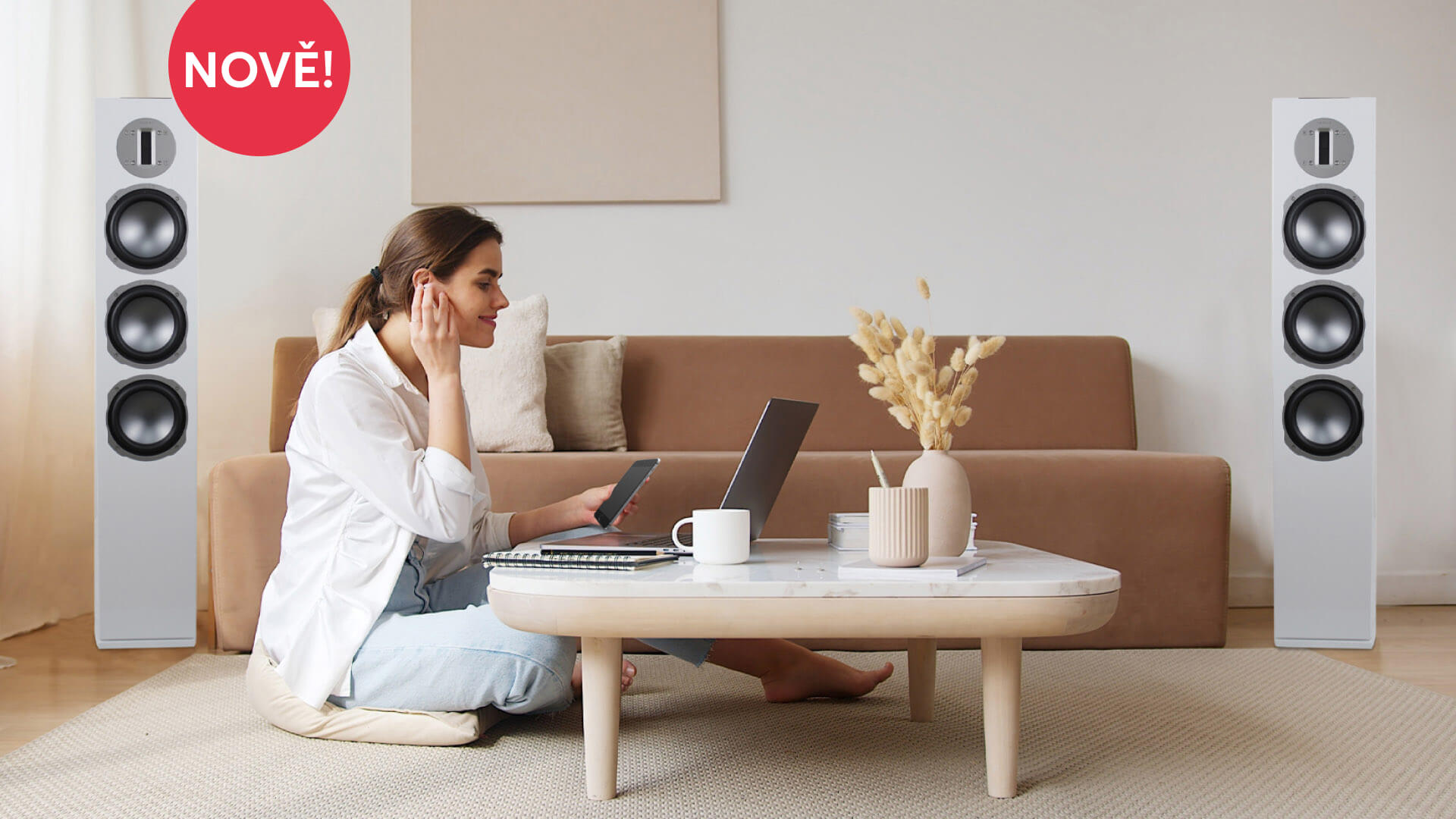 žena v obývacím pokoji poslouchá hudbu díky reproduktorům chromium style