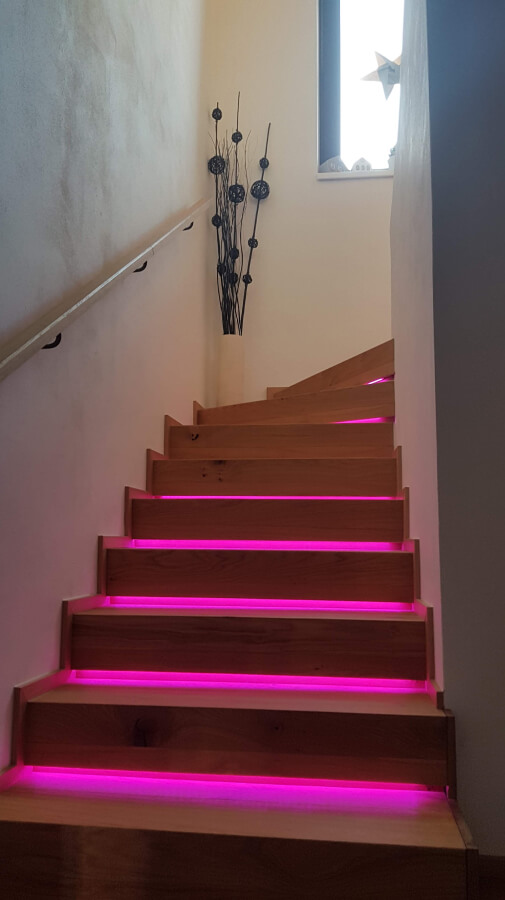 Barevně podsvícené schodiště