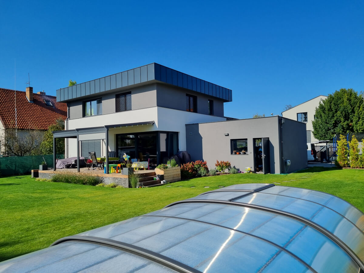 Pohled na dům ze zahrady s bazénem