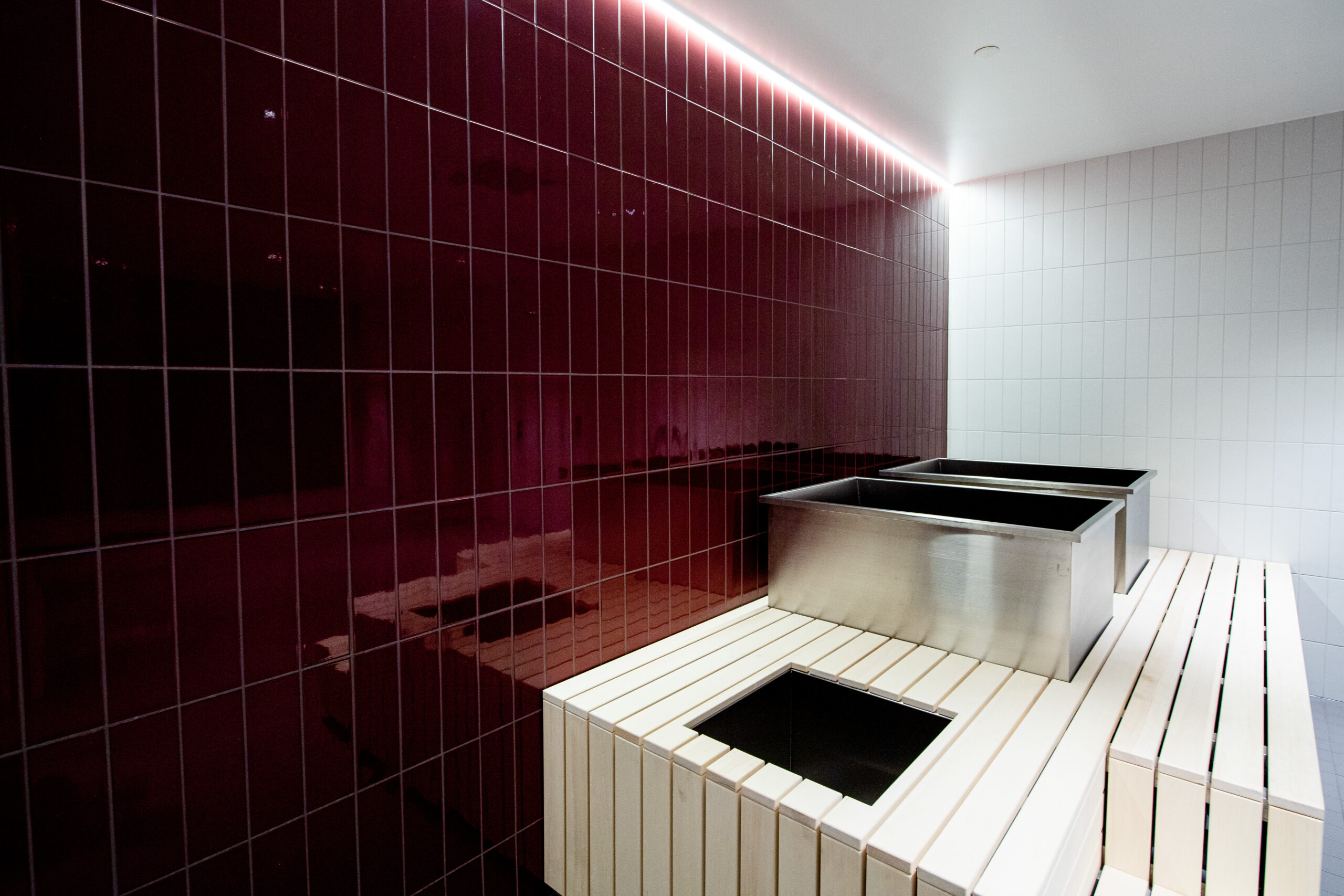 Tato fotografie zachycuje efektní osvětlení pomocí led pásků v tmavých koutech.