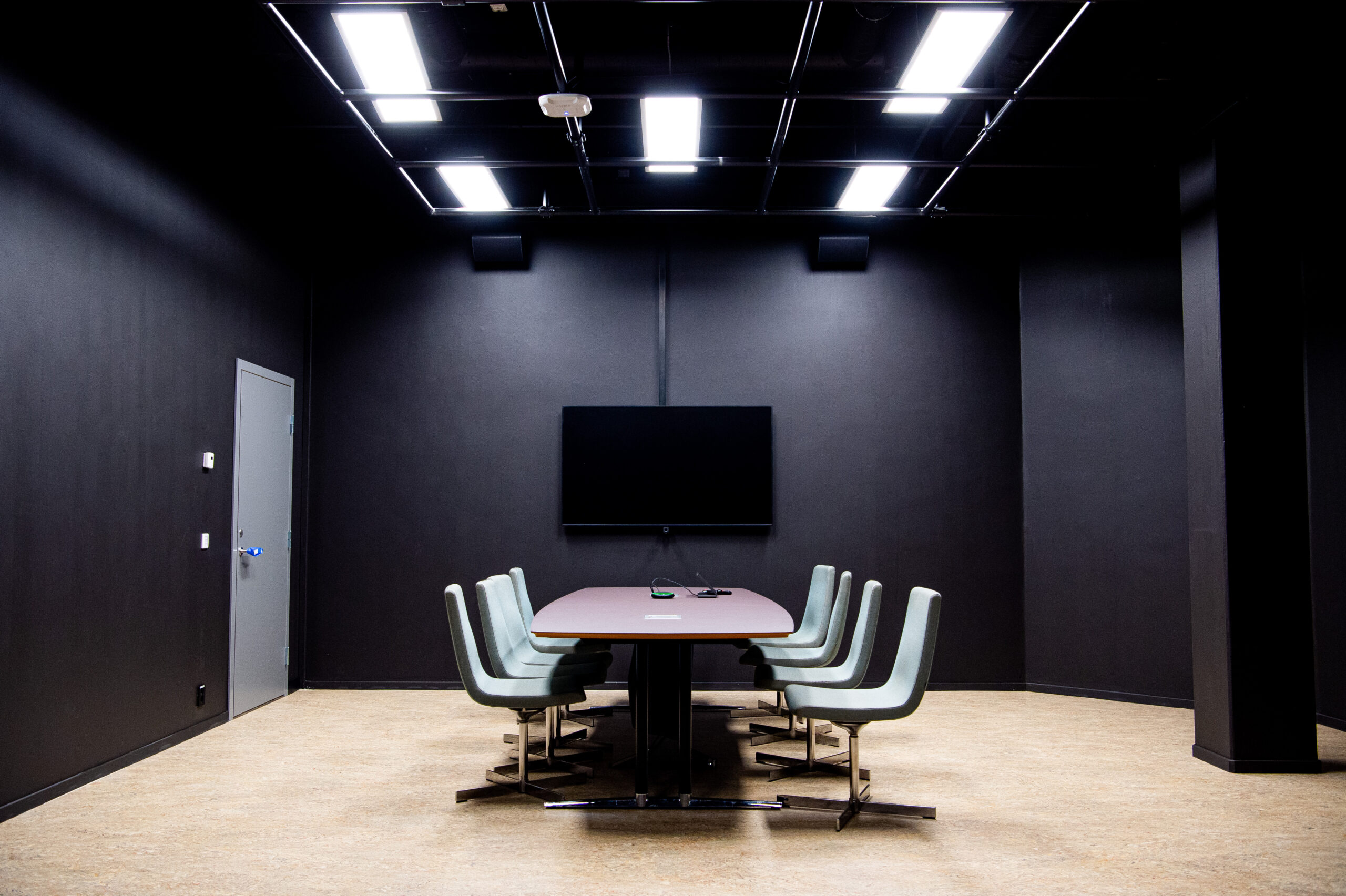 Tato fotografie nás přenesla do zasedací místnosti s industruální výbavou.