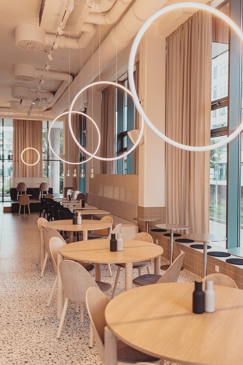 pohled na interiér restaurace zboku