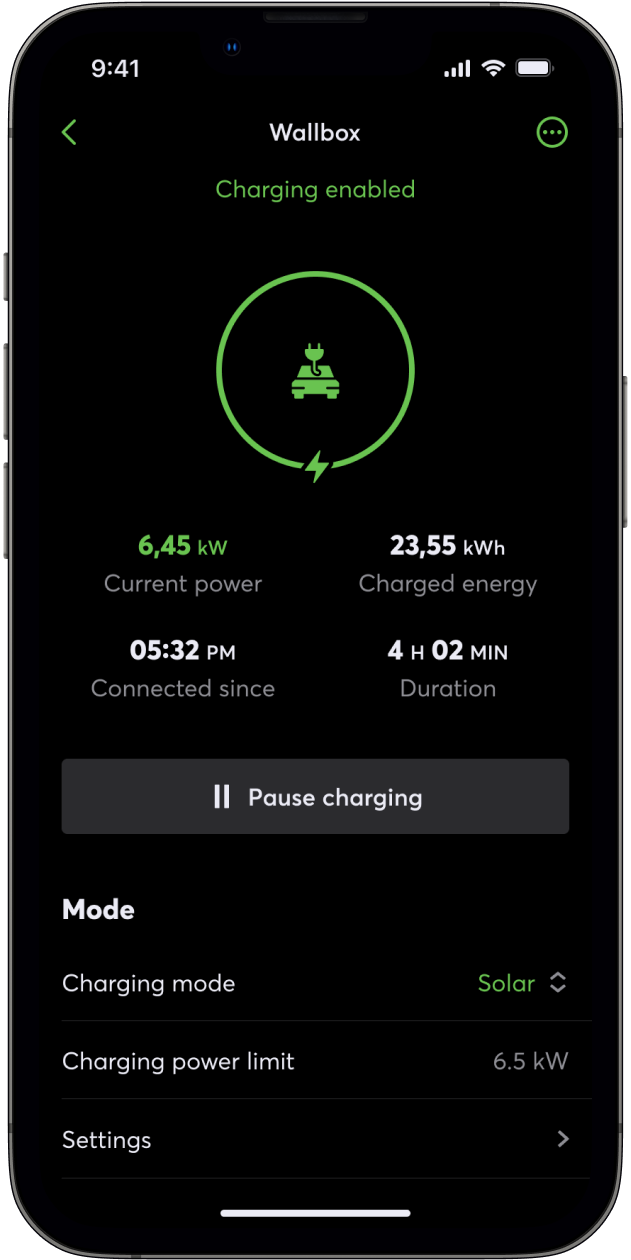 Na obrázku je telefon s aplikací Loxone. V tomto případě ukazuje přehled ovládání nabíjecí stanice pro elektroauto.