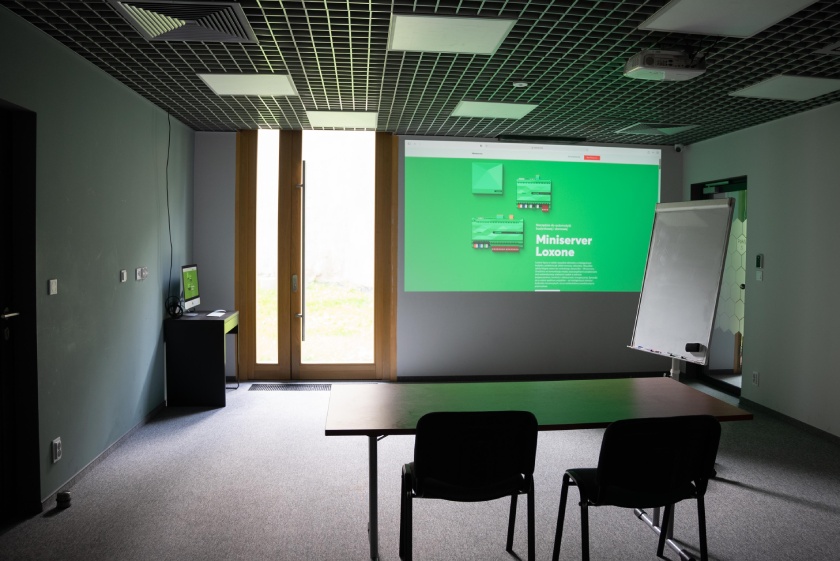 Konferenční místnost s projektorem