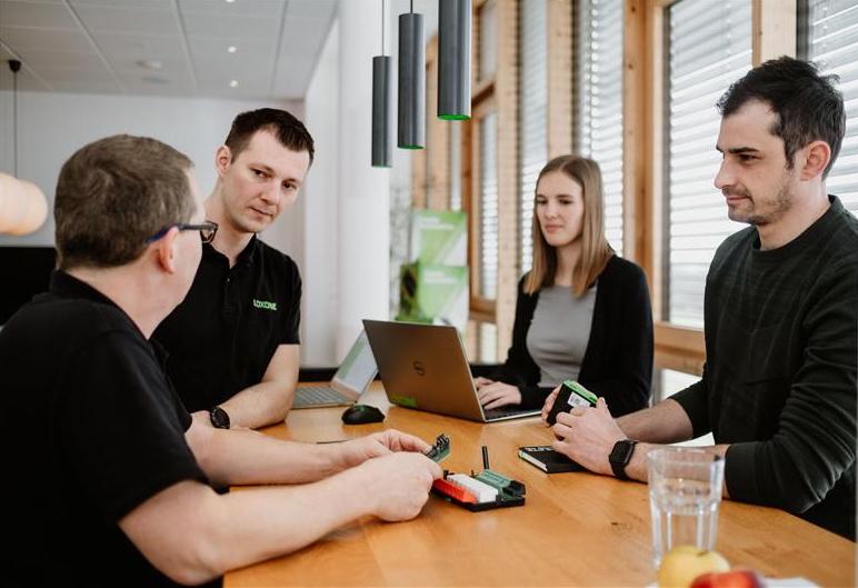 Skupina lidí probírající pracovní záležitosti