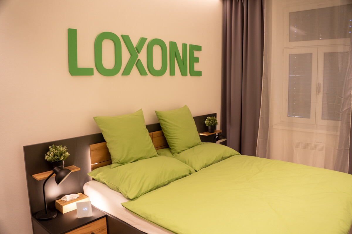 Ložnice osvětlená teplým bílým světlem