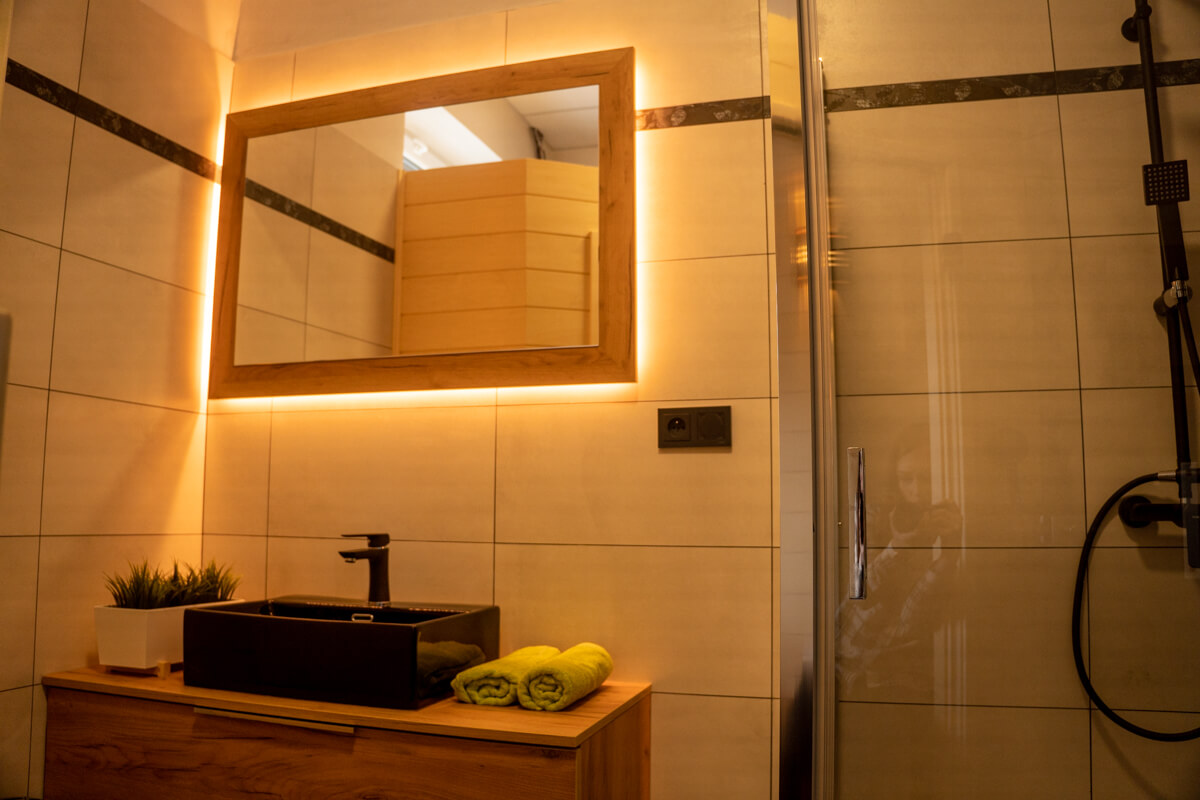Koupelna s podsvíceným zrcadlem